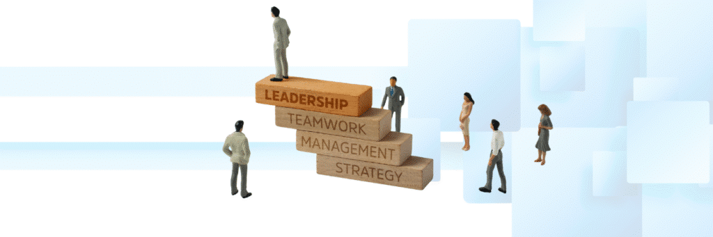 Foto met een leider die op een trap van keywords staat om zo de trap naar leiderschapskwaliteiten te benadrukken